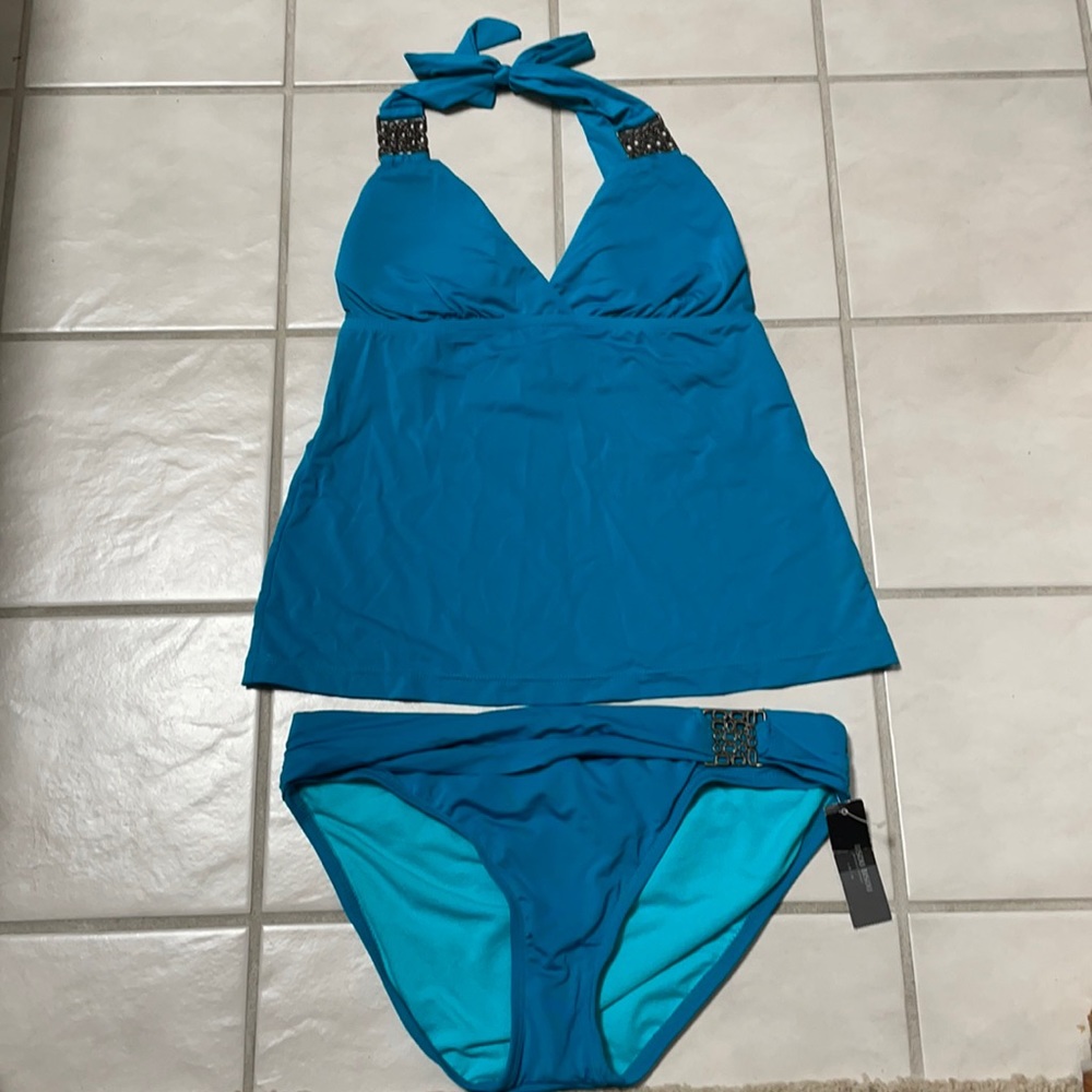 Never been worn bisou bisou bathing suit. Size small.